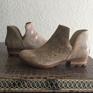 Sorel Lolla Cut-Out Boot Bootie Snake Print 11